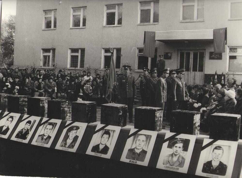 Фотография. Похороны погибшего экипажа и десантников при катастрофе самолета Ил-76