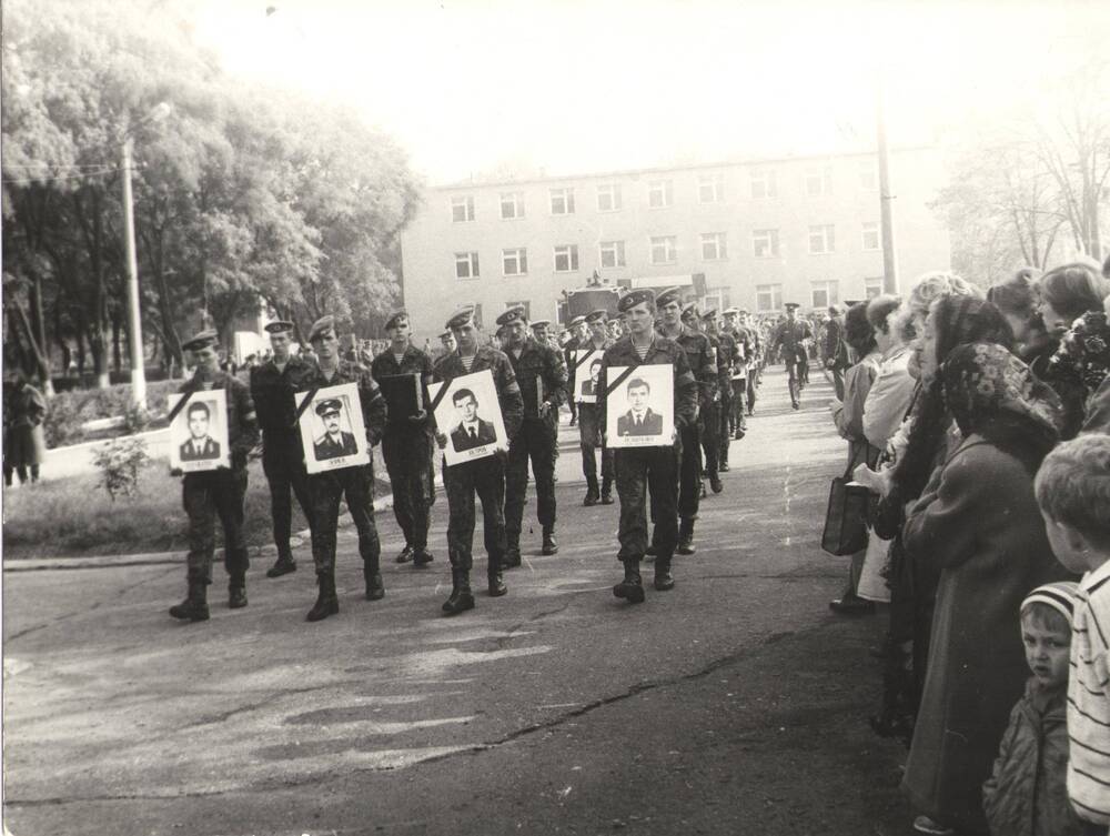 Фотография. Похороны погибшего экипажа и десантников  при катастрофе самолета Ил-76