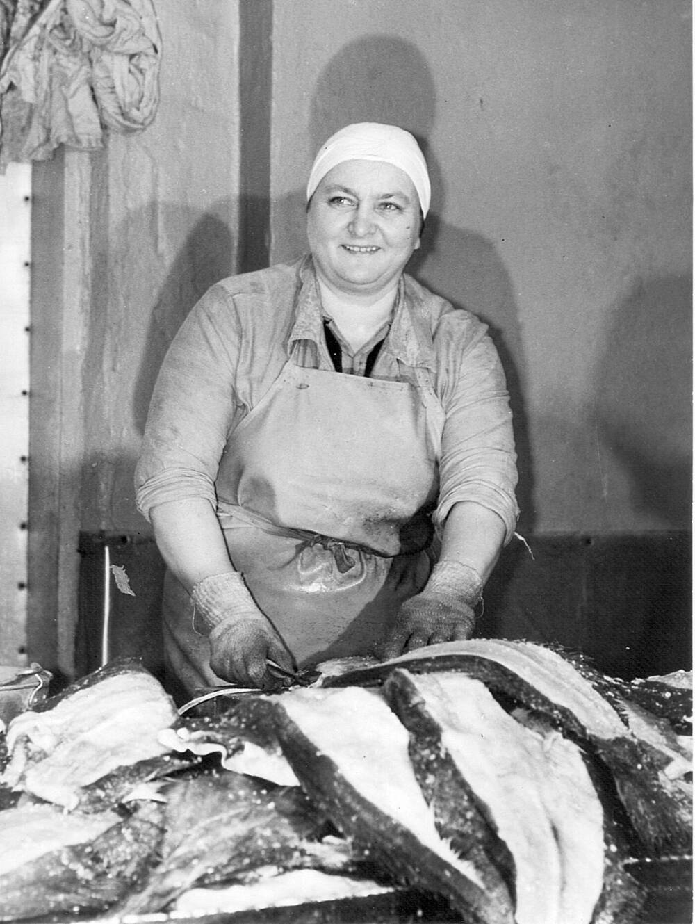 Фотография сюжетная. Леттиева Мария, рыбообработчица, за разделкой рыбы