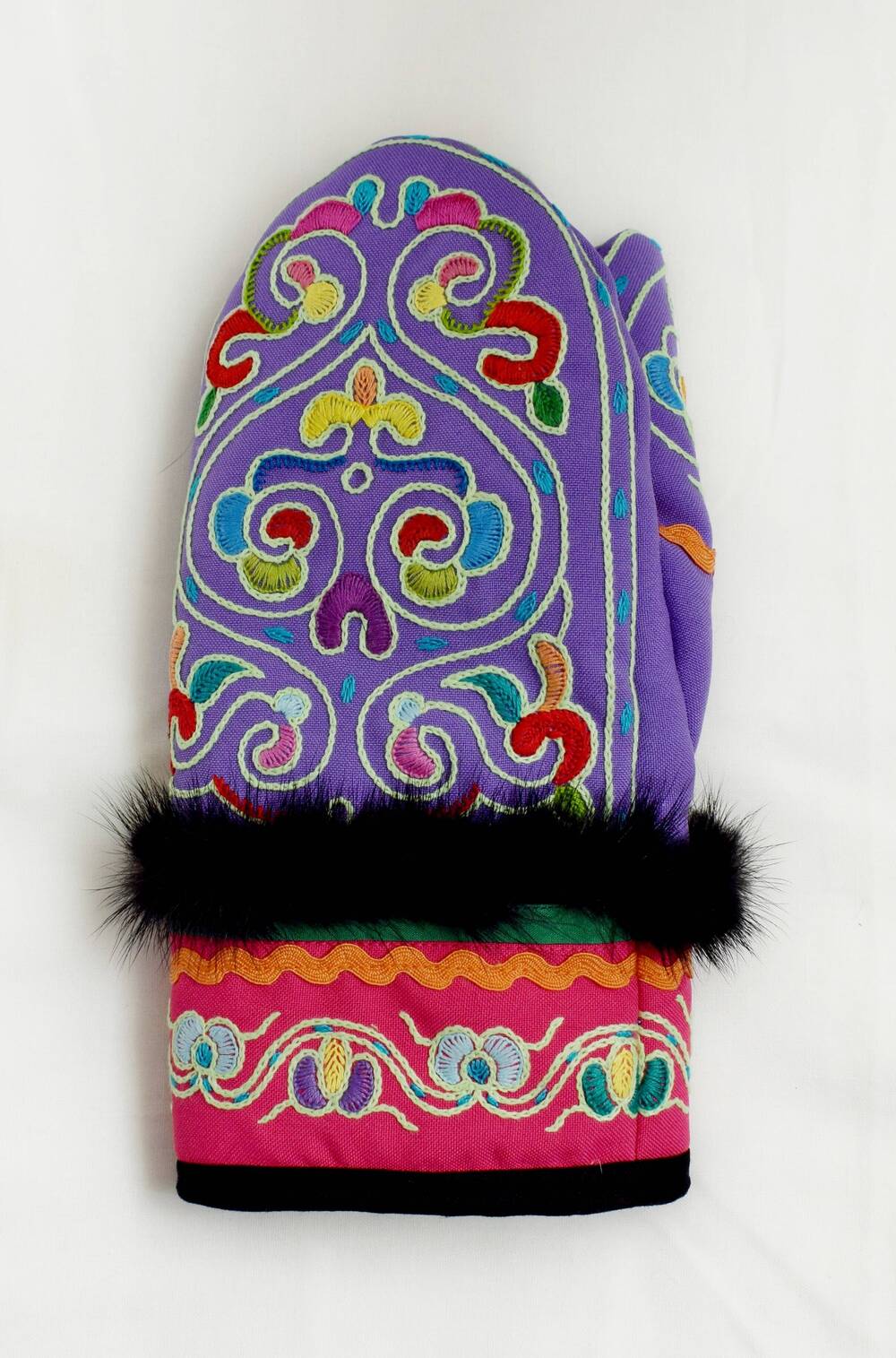 Женская нарядная рукавица из смесовой ткани сиреневого цвета (левая, парная)