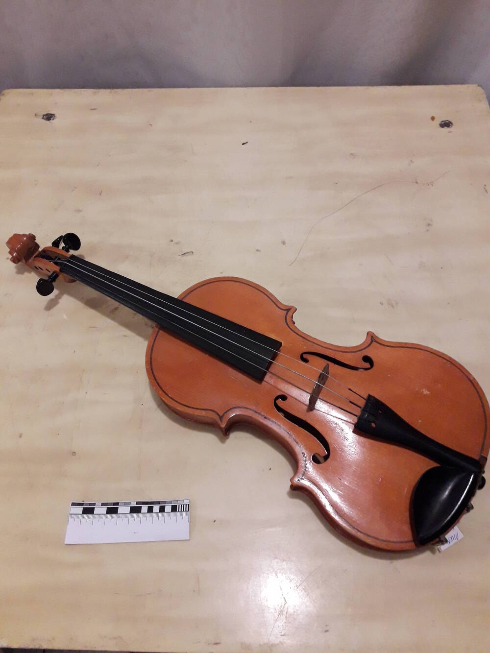Скрипка четырёхструнная, деревянная.