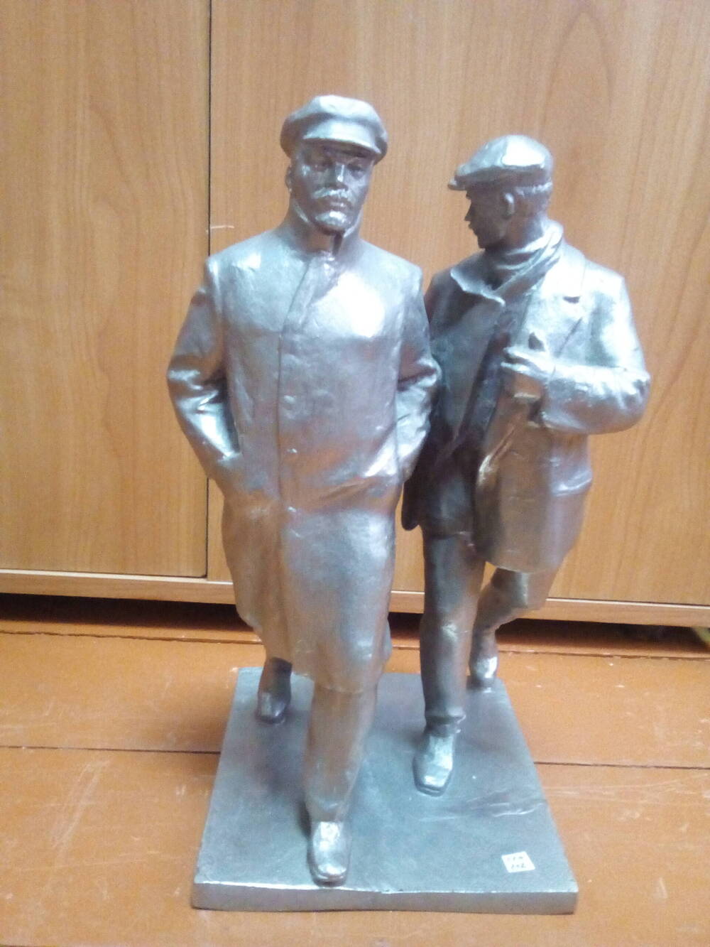Скульптура Ленин и рабочий