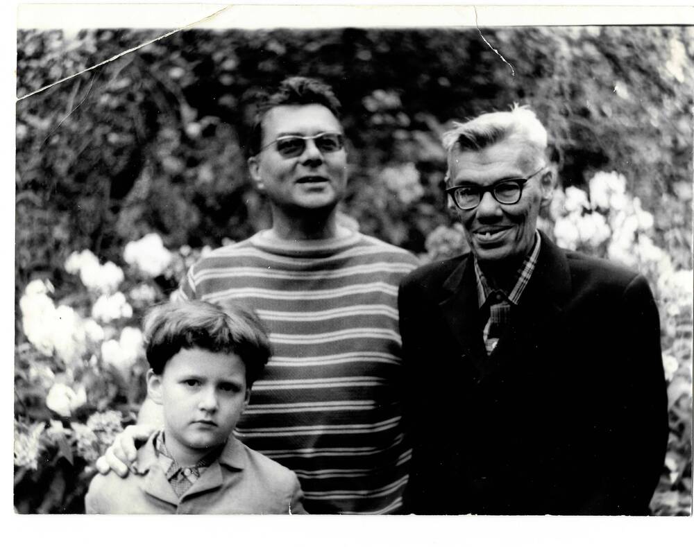 Фотография Ф.Е. Витачека и К.М. Семенцова-Огиевского с его внуком