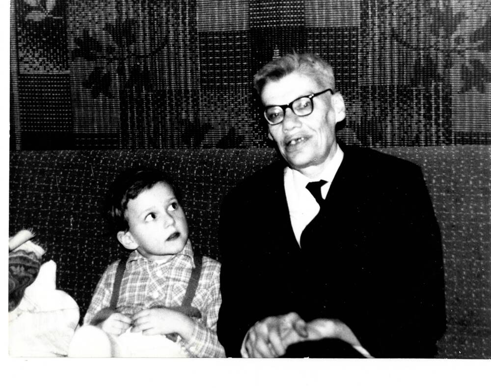 Фотография Ф.Е. Витачека с внуком К.М. Семенцова-Огиевского