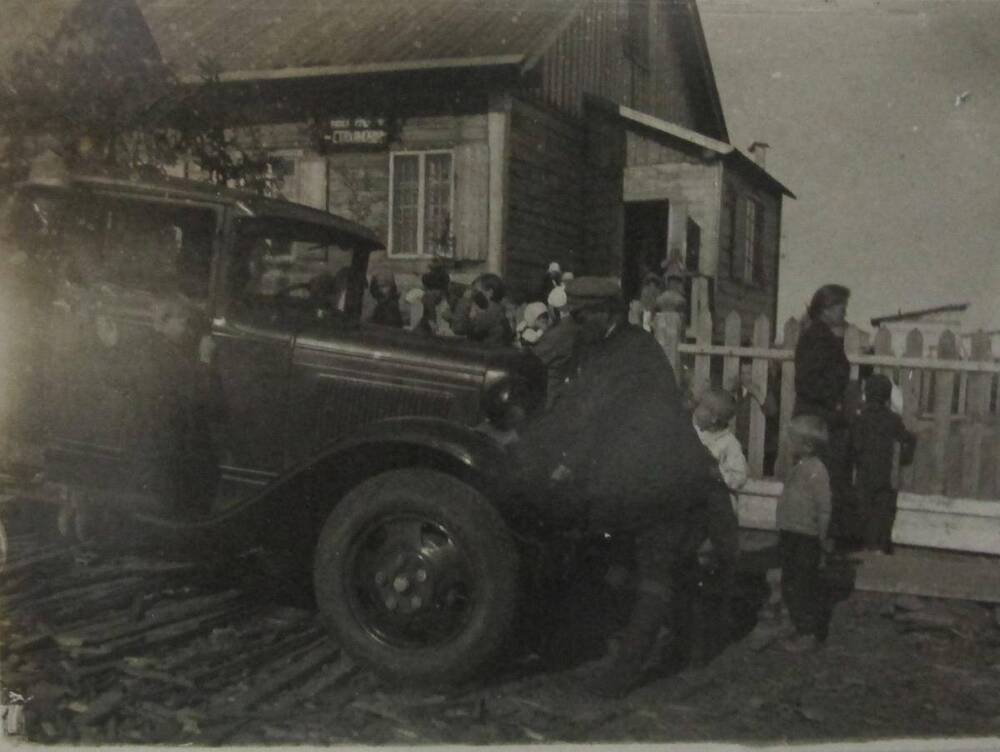 Фотография. Машина грузовая у детского сада.