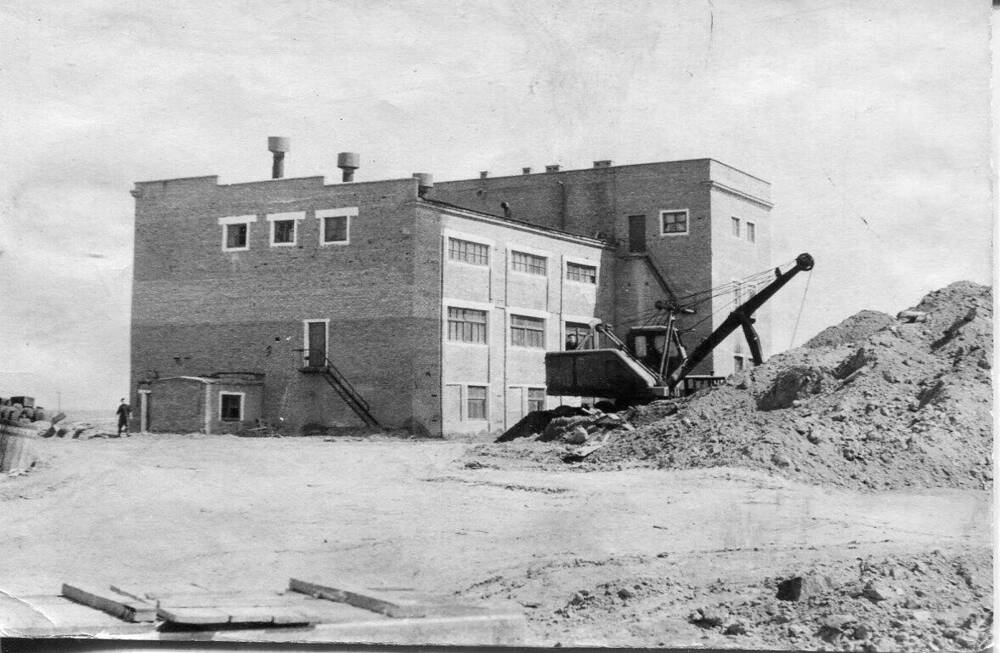 Фотография черно-белая. Строительство Тулунского стекольного завода. г.Тулун, Иркутская область.