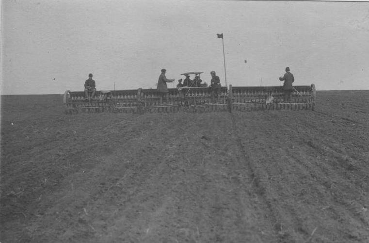 Фотография Работа сеялки на 4 участке. Весна 1929г.