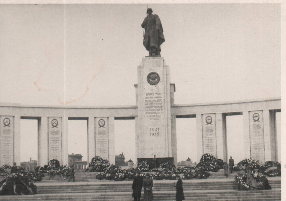 Фото групповое. Слизков В.Н. с однополчанами у памятника в Берлине, 1949г.