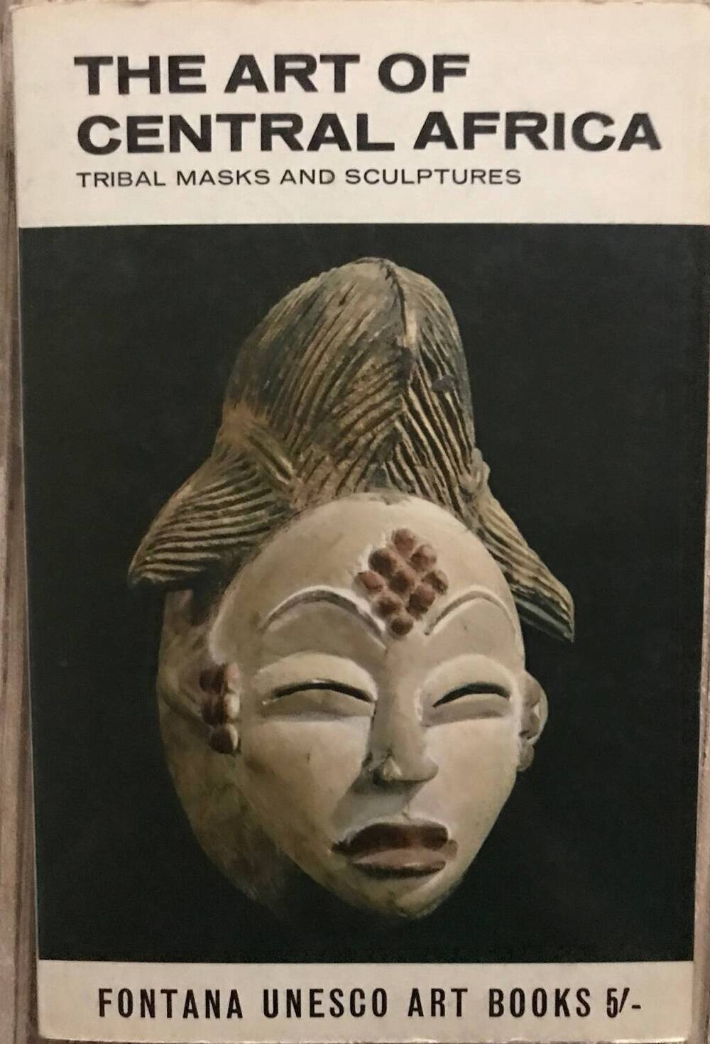 Книга.Fagg W. The art of Central Africa: tribal masks and sculptures / William Fagg;
Mario Carrieri (Photographer). - [London]: Collins in association with UNESCO, 1967 -
24, [2] с.: ил., [32] л. ил., [1] л. (слож. втрое). - (Fontana UNESCO Art Books). – На
английском языке.
