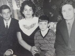 Фото групповое  - Семья Евдокимовых. Мама Мария, папа Иван,сыновья Сергей и Саша