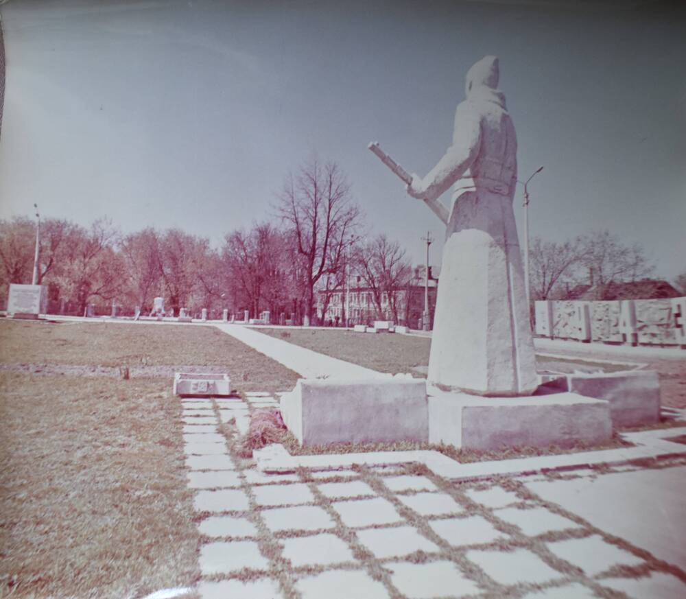 Фотография. Первый памятник солдату у Мемориала Славы г. Жиздра.