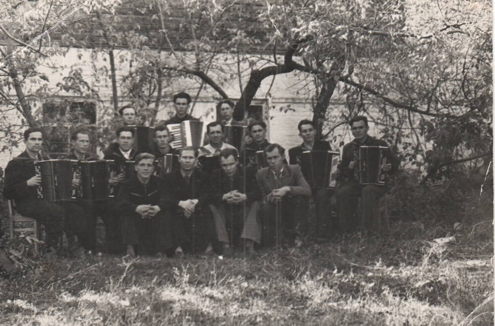 Фото групповое. Ансамбль баянистов при РДК (1р. 2 слева Потапов В.П.),1950гг.