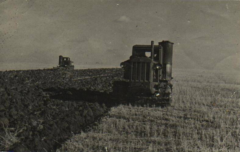 Фотография  Газогенераторные тракторы на пахоте 1938г.