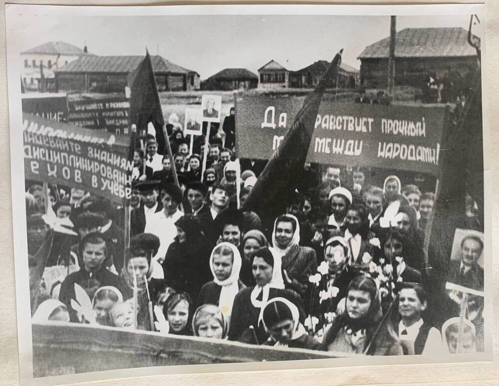 Фотография. Митинг в старом центре села Гагино.