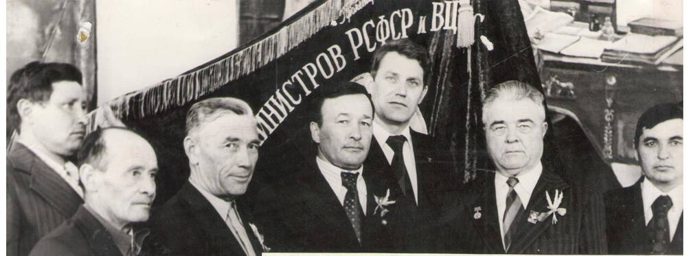 Фотография Член бюро обкома КПСС Шевелёв В.П. вручает Красное знамя