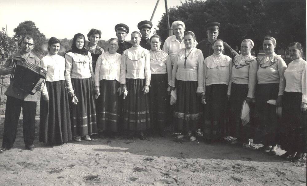 Фото: Алпатов М.А. Ученый-историк, с казачьим хором. 1971 г.