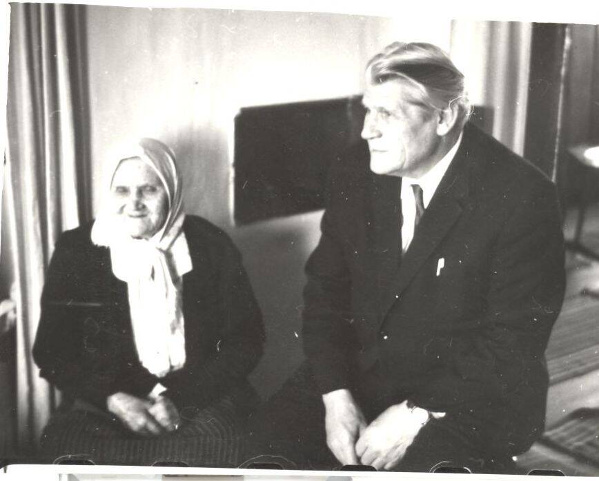 Фото: М.А. Алпатов с матерью. Ст. Глубокая, 1971 г.