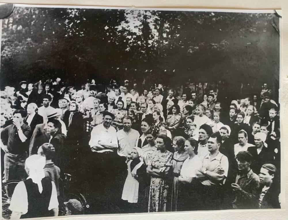 Фотография. Митинг на площади возле памятника Ленина, село Гагино.