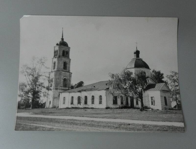 Фото . Церковь в селе Лом.