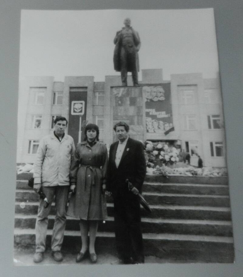 Фото. Художники Лежнин И.В. и Скрицкий Е.С. у памятника В.И.Ленину.