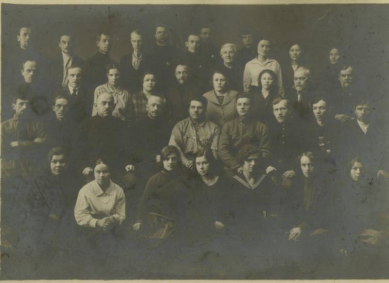 Фотография. Члены Тихвинского Уездного Исполнительного Комита. Февраль 1929г.