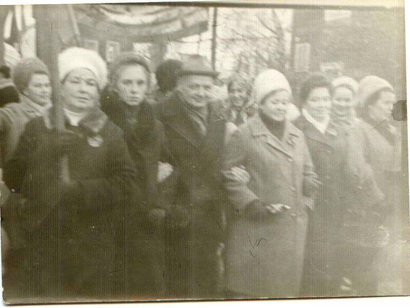 Фотография. Демонстрация 7 ноября 1974г. Слева-Троицкая В. Ф.