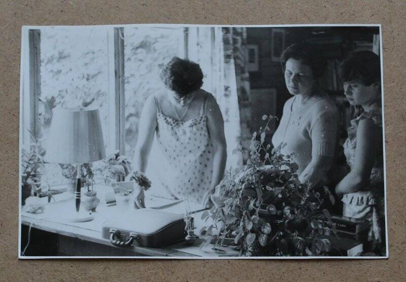Фотография. Арбузова Г.А.,  Коршункова Г.Г. и ее дочь Алёна в кабинете К.Г. Паустовского в Тарусе.