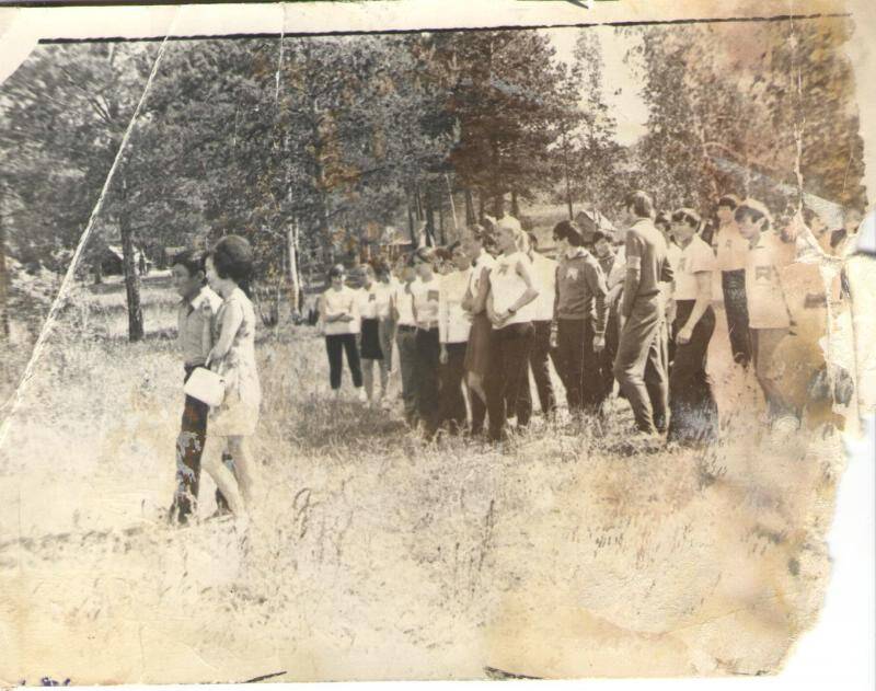 фотография. Школьники в спортивной форме на лоне природы