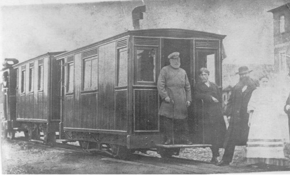 Фото: Один из первых поездом Мальцовской узкоколейной ж.д. С.И.Мальцов на площадке своего служебного вагона(1-й слева)