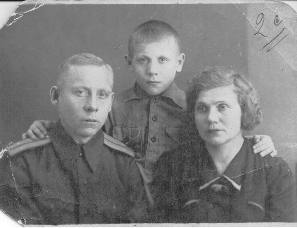 Фото: Участник Сталинградской битвы Волчков Ф.М. с женой и сыном