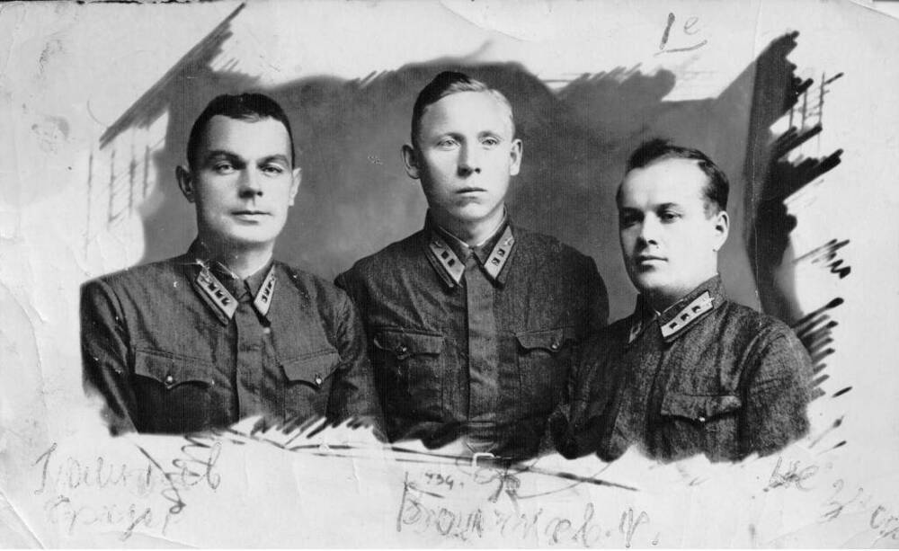 Фото: Участники ВОВ Поляков Ф (1-й слева), Волчков В.М.(2-й), политруки, участники Сталинградской битвы
