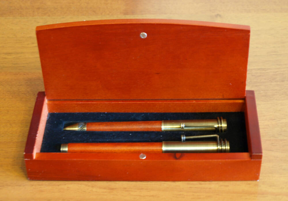 Подарочный набор. Магаданская городская Дума 20 лет. Деревянная коробка с шариковой ручкой и ручкой без стержня