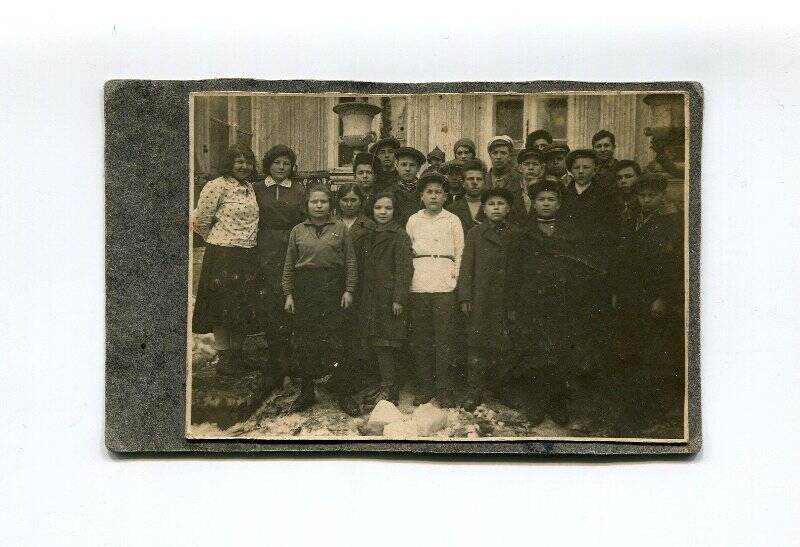 Фотография групповая. Учащиеся Коммунистической школы ФЗУ села Троицкое.