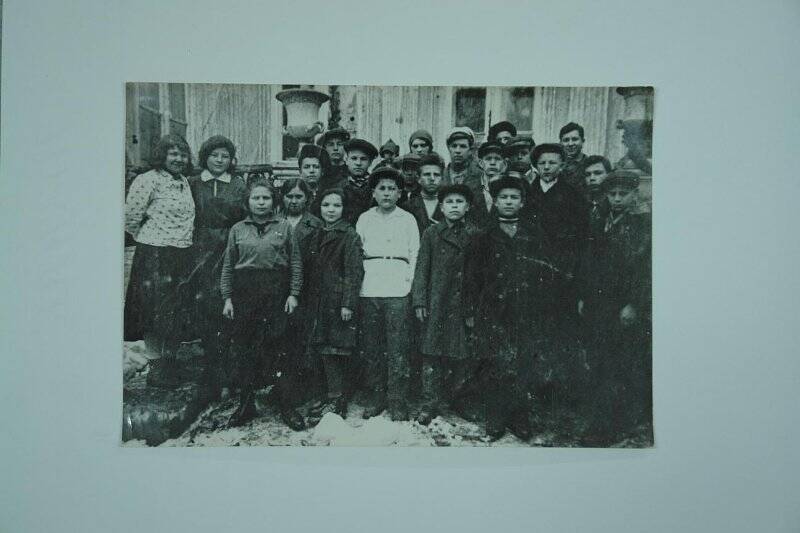 Фотография групповая. Учащиеся Коммунистической школы ФЗУ села Троицкое. 1931-1934 г. Пересъемка.