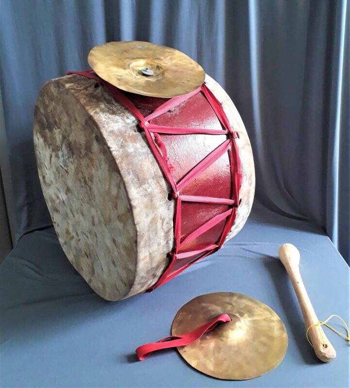 «Давул» (кр.тат.) - крымскотатарский ударный музыкальный инструмент.