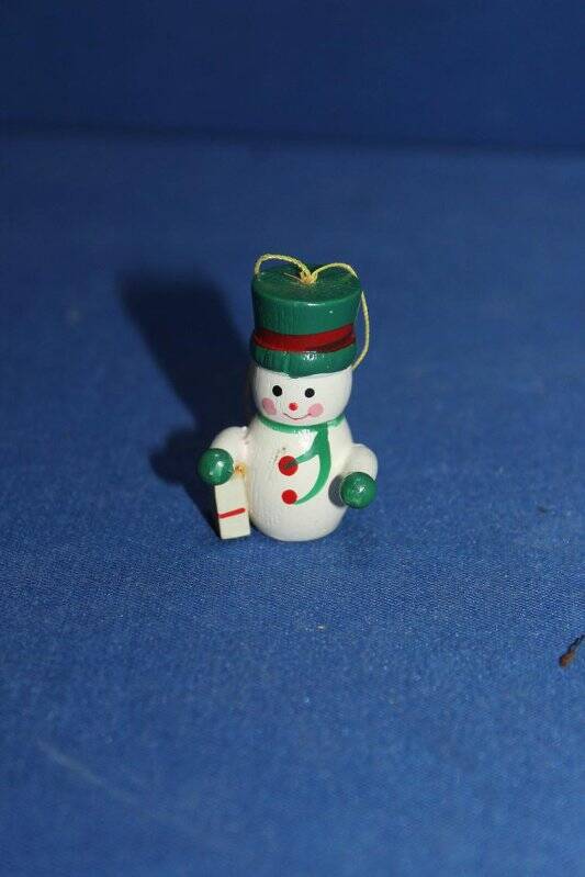 Игрушка ёлочная «Снеговик с подарком».