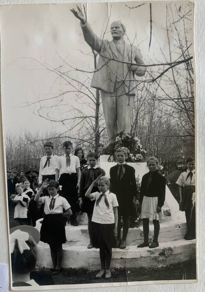 Фотография. Пионеры у памятника Ленина.