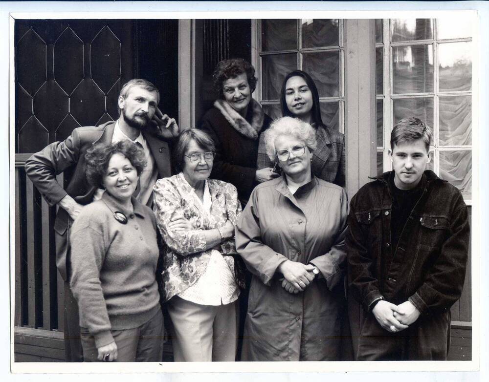 Фотография. Группа (7 человек) с С.Н.Клепининой и Ю. Кошелем у крыльца. 3 июля 1993 г.