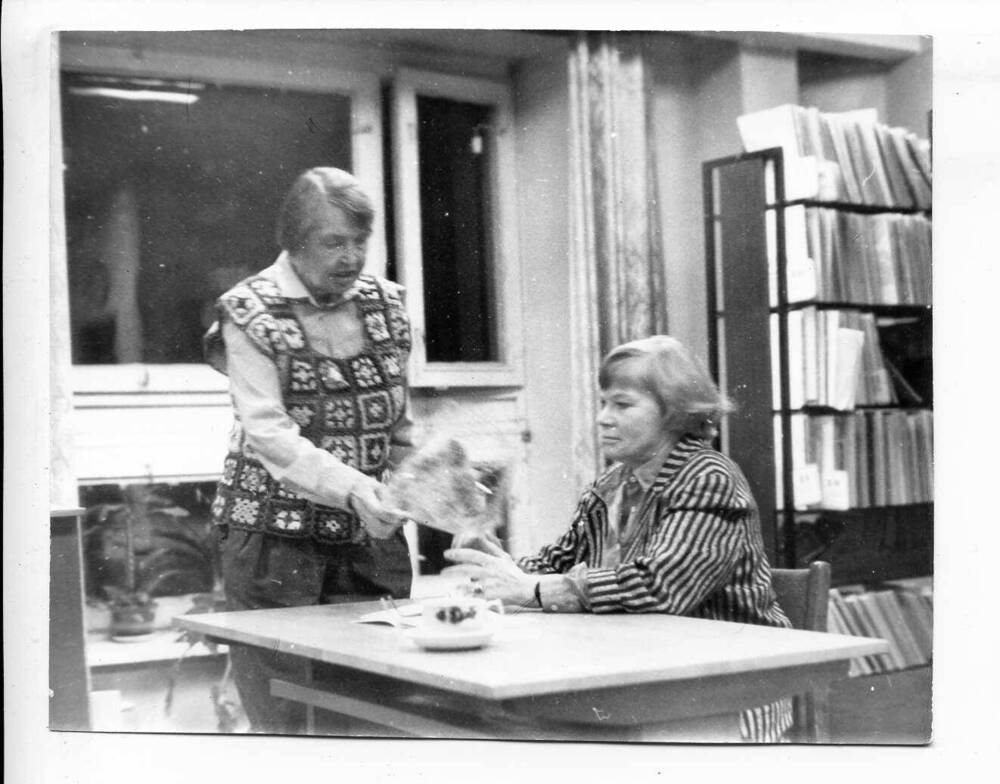Фотография. С.Н. Клепинина и И.В. Кудрова в Московской областной научной библиотеке. 3 февраля 1995 г.