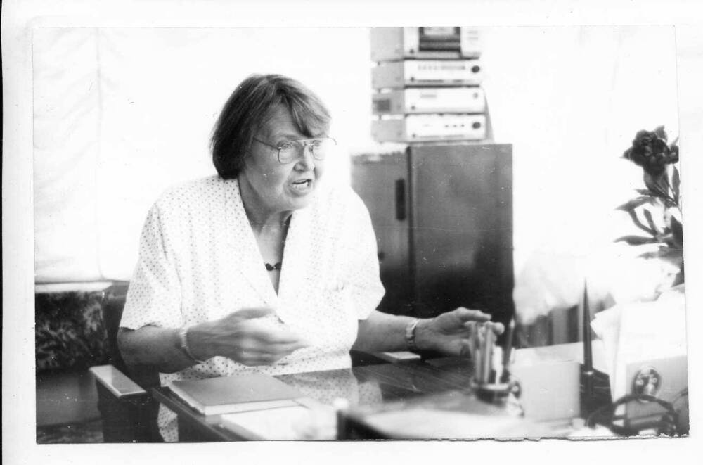 Фотография. С.Н. Клепинина за столом в музее. 1990-е гг.