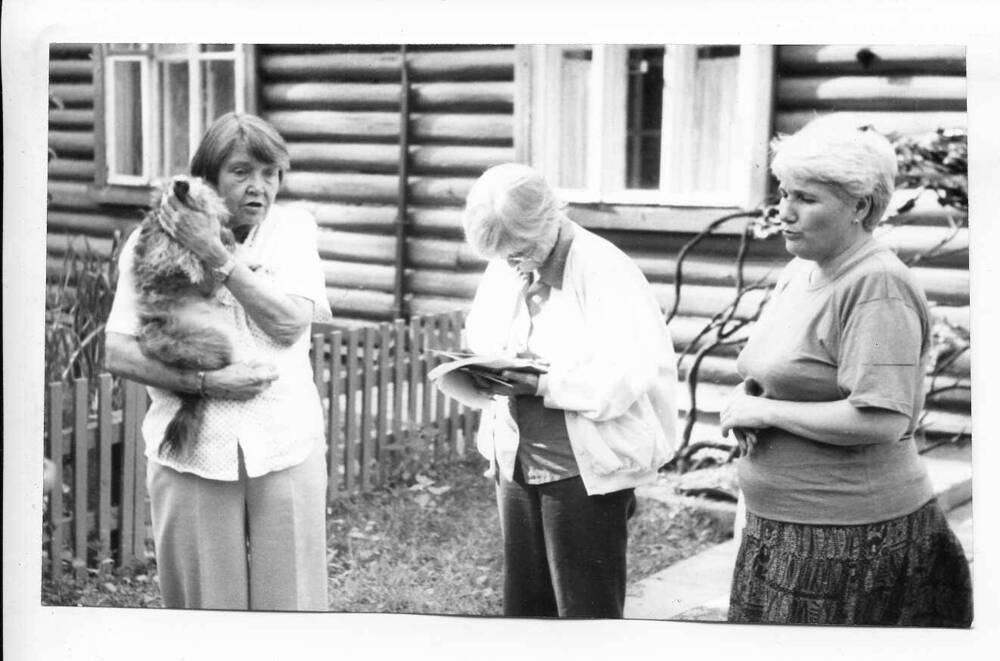 Фотография. С.Н. Клепинина с собакой, И.В. Кудрова (С.-Петербург) и З.Н. Атрохина. 