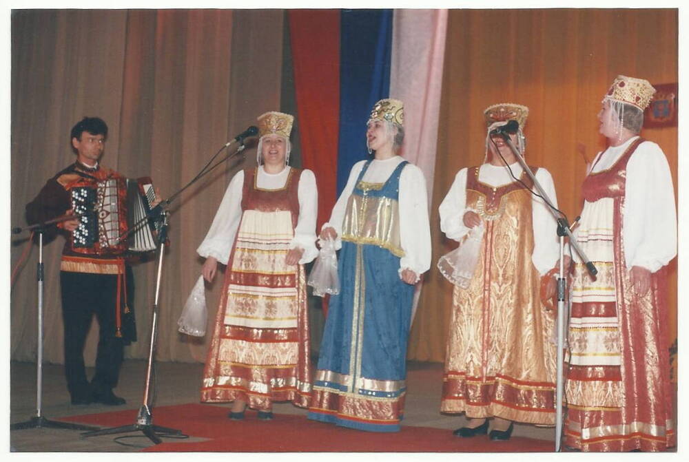 Фотография. На сцене РДК Юбилейный выступает ансамбль «Родные просторы».