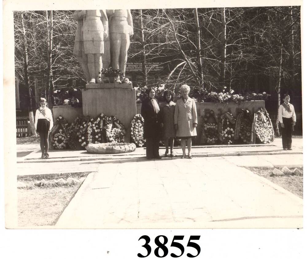 Фото чёрно-белое. Сидорова В.М. у памятника Никто не забыт.