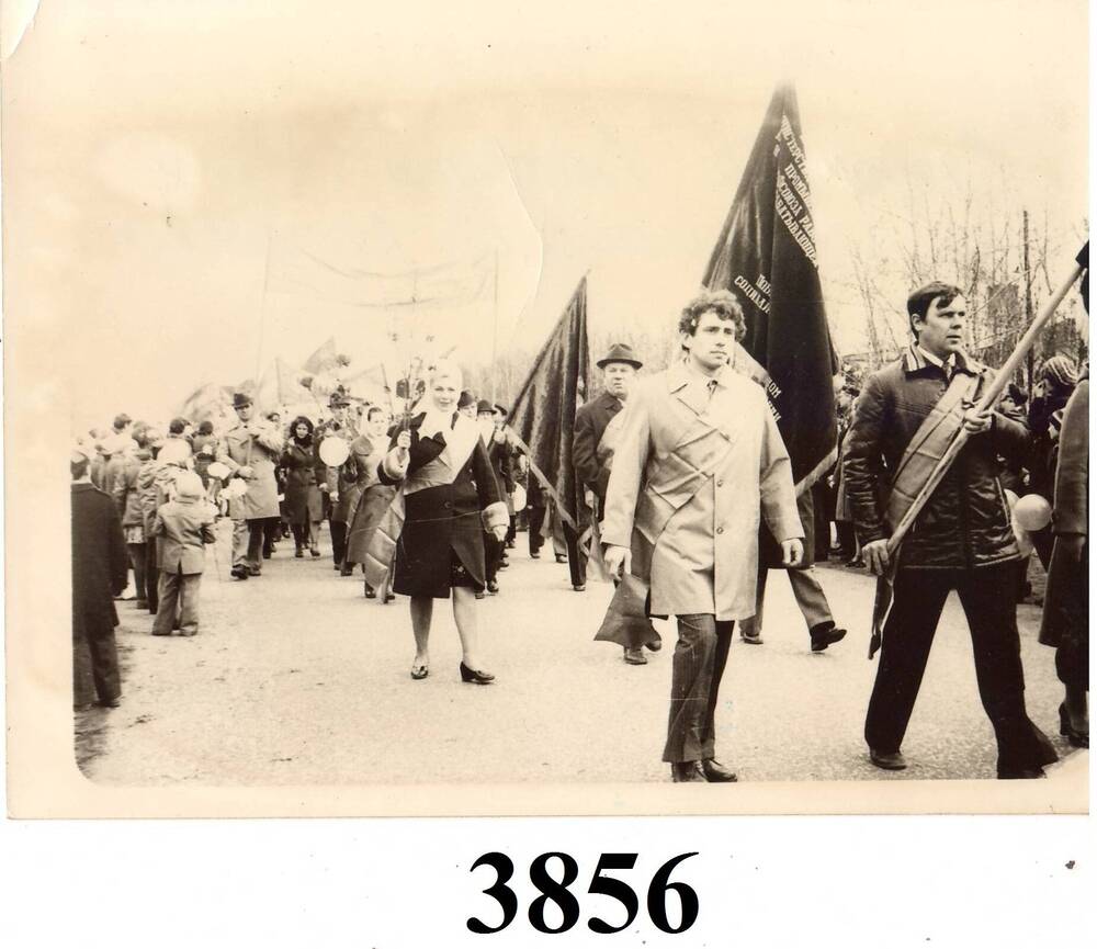 Фото чёрно-белое. Сидорова В.М. на первомайской демонстрации.