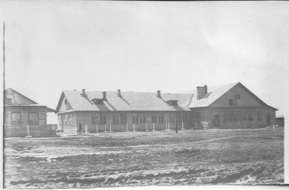 Фото: Здание столовой и клуба, построенные для эвакуированного людиновского завода в марте 1943 г.