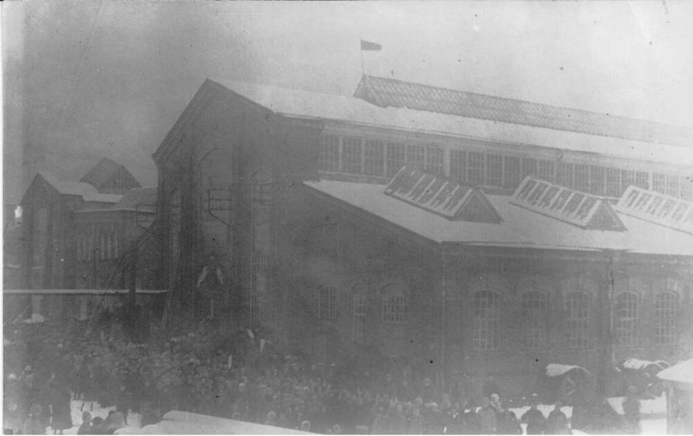 Фото: Митинг рабочих Людиновского завода у здания механического цеха