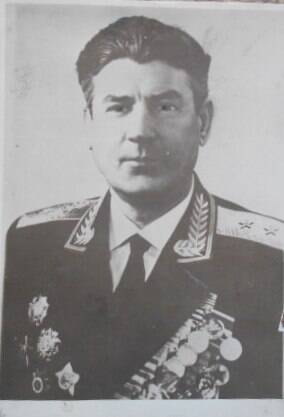 Фотокопия. Генерал Дементьев в военной форме с наградами