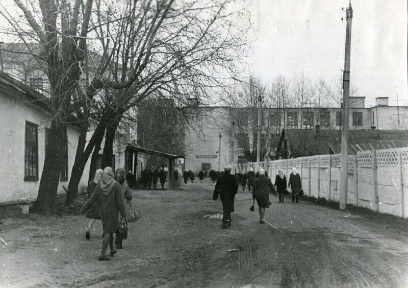 Фотография. Рабочие идут на смену Ленинского субботника