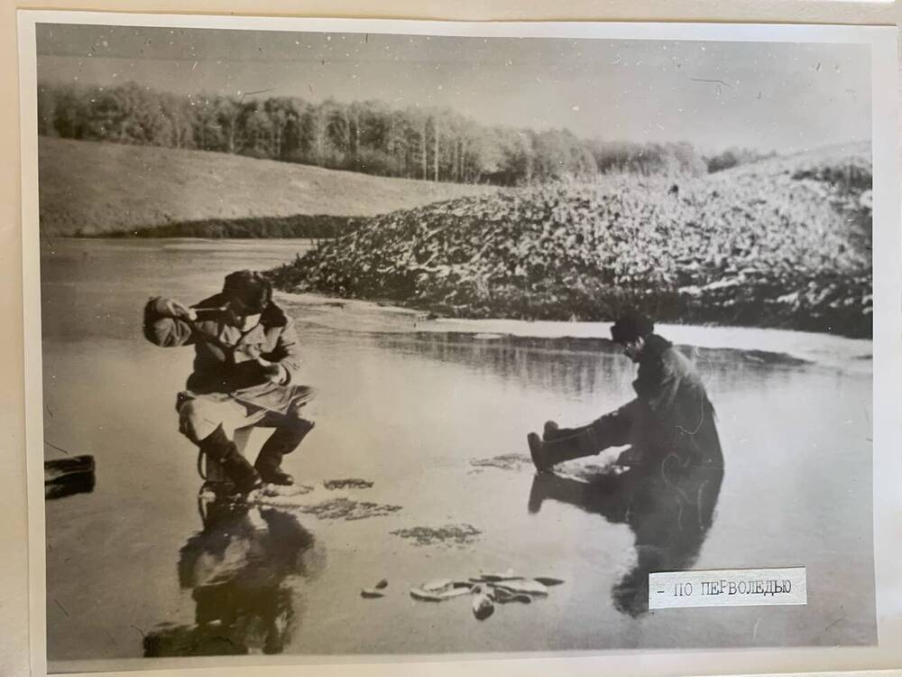 Фотография. Рыбалка на первом льду на речке Пьяне. Село Гагино.