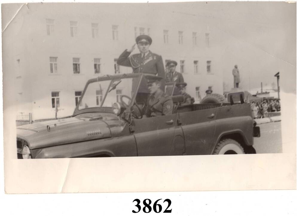 Фото чёрно-белое. Автомобиль с командующим парадом на 9 мая.